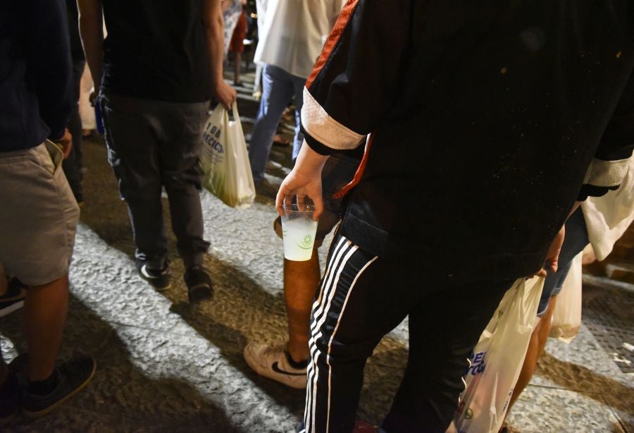 Fotos: Bullicio y botellones por la víspera de la Virgen