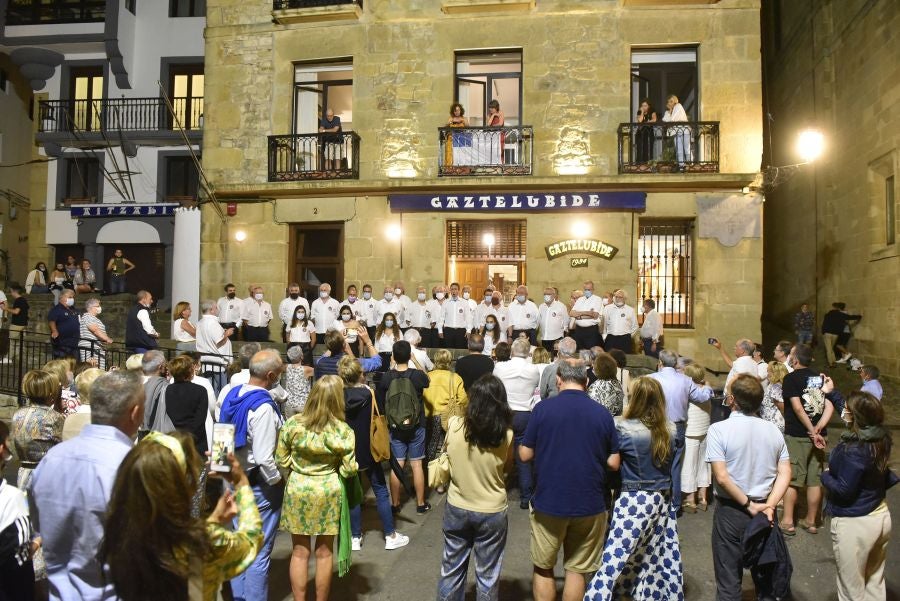 Fotos: Bullicio y botellones por la víspera de la Virgen