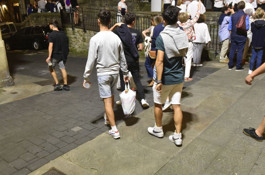 Fotos: Bullicio y botellones por la víspera de la Virgen