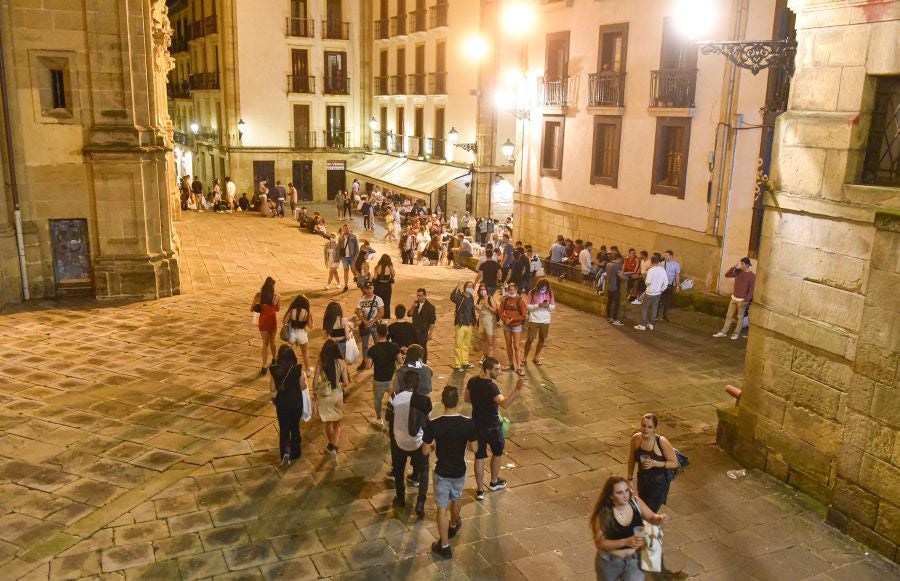 Fotos: Bullicio y botellones por la víspera de la Virgen