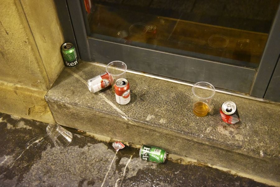 Fotos: Bullicio y botellones por la víspera de la Virgen