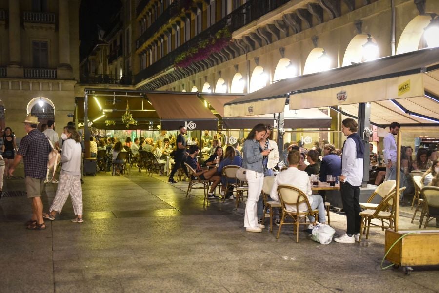 Fotos: Bullicio y botellones por la víspera de la Virgen