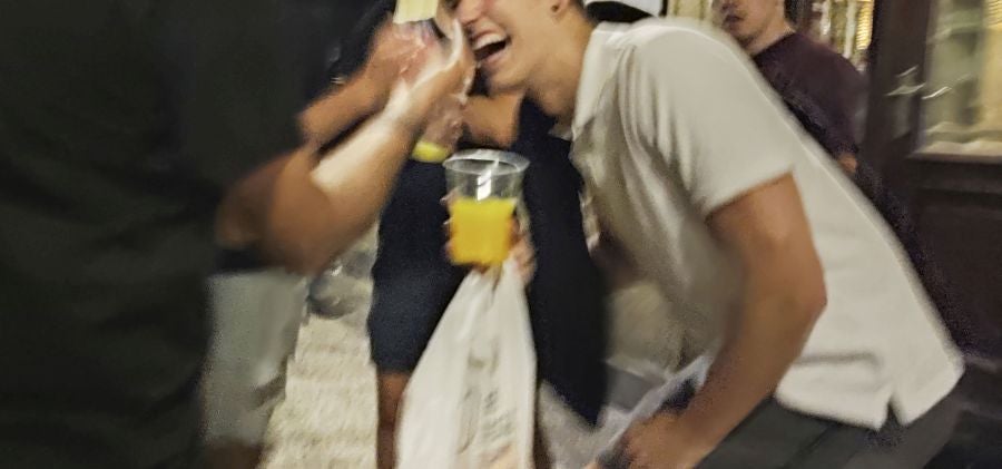 Fotos: Bullicio y botellones por la víspera de la Virgen