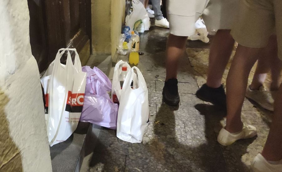 Fotos: Bullicio y botellones por la víspera de la Virgen