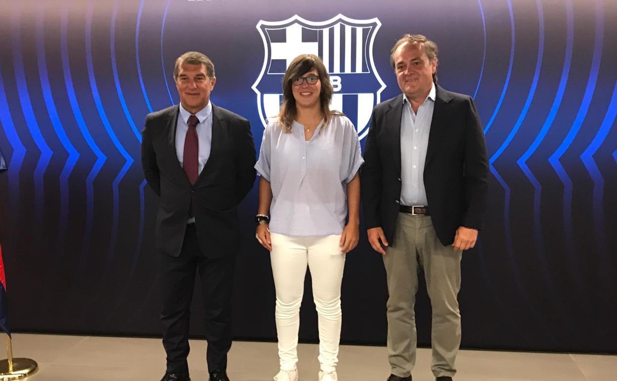 Ane Mintegi, junto con Jokin Aperribay y Joan Laporta en el Camp Nou.