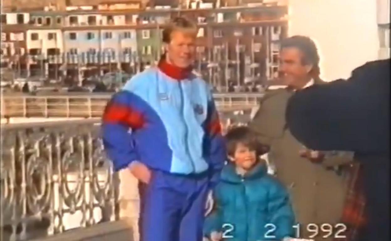 Ronald Koeman se fotografía junto a un joven Piqué. 