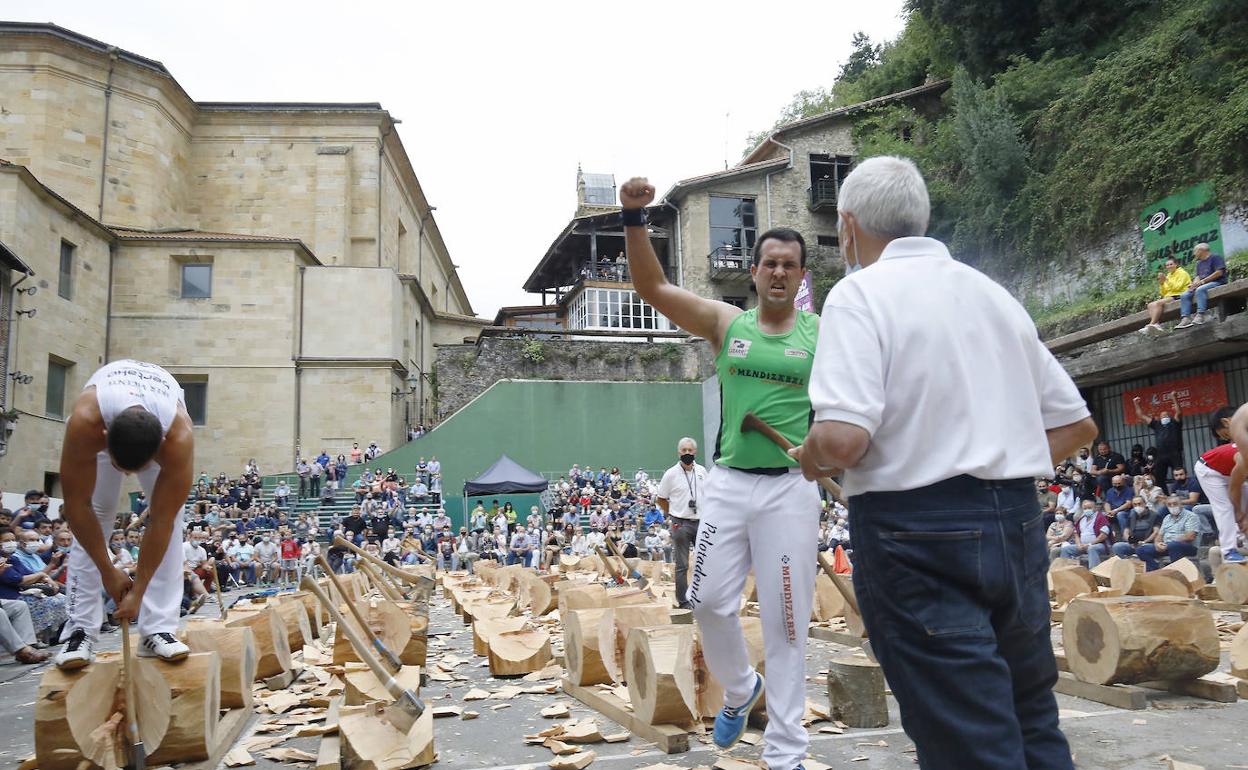 El ganador, Mikel Larrañaga, celebra su triunfo.