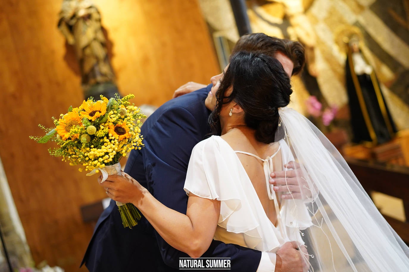 Contra viento y marea, y nunca mejor dicho, la pareja formada por la periodista donostiarra Danae Zarzuelo y el jugador de baloncesto Mike Carlson se dieron un 'sí quiero' más que emotivo. He aquí los mejores momentos del inolvidable y esperado día