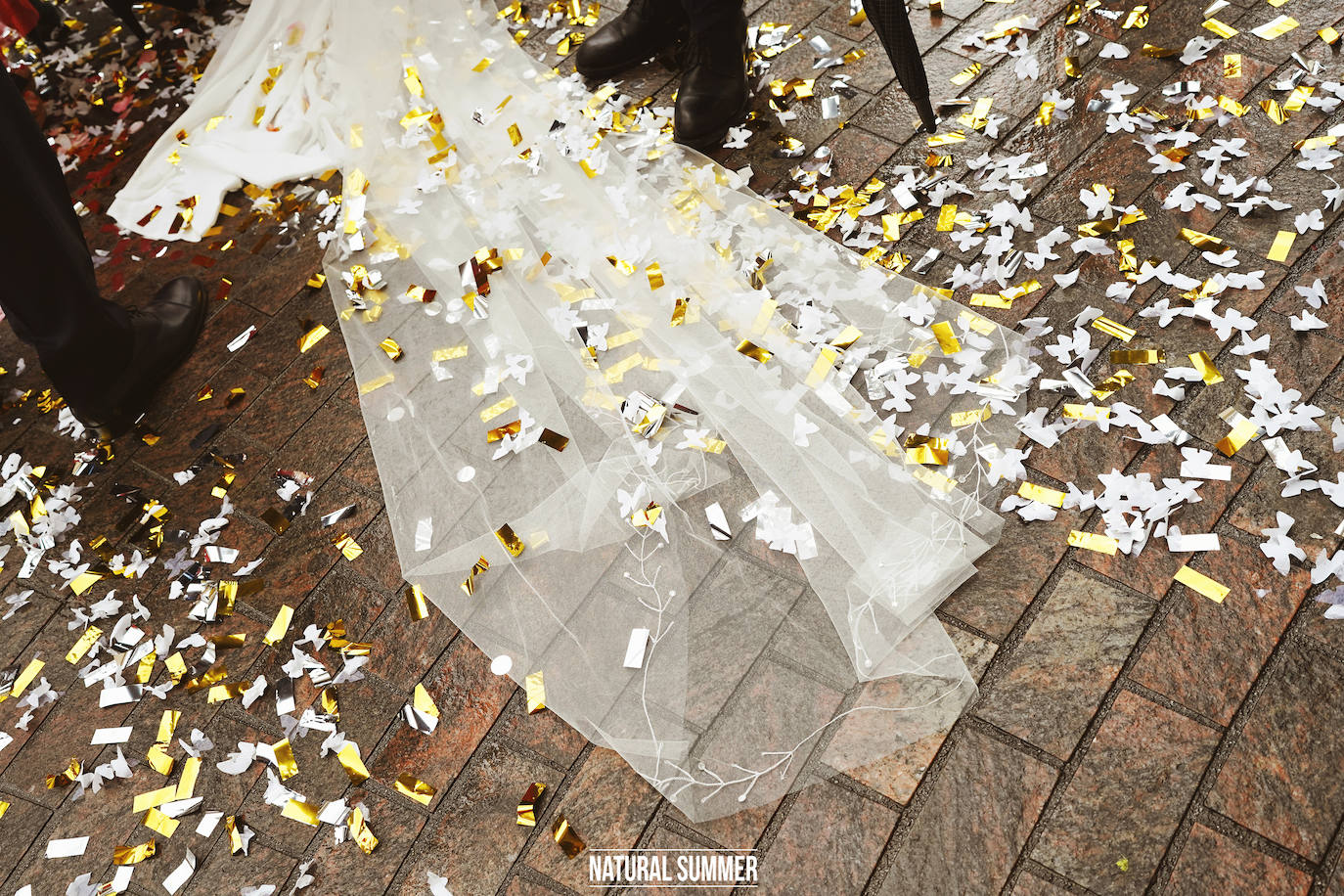 Contra viento y marea, y nunca mejor dicho, la pareja formada por la periodista donostiarra Danae Zarzuelo y el jugador de baloncesto Mike Carlson se dieron un 'sí quiero' más que emotivo. He aquí los mejores momentos del inolvidable y esperado día