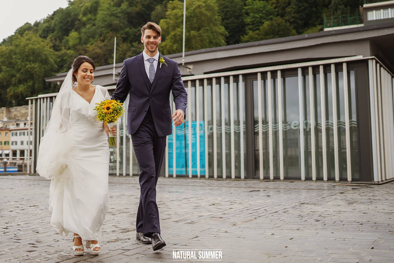 Contra viento y marea, y nunca mejor dicho, la pareja formada por la periodista donostiarra Danae Zarzuelo y el jugador de baloncesto Mike Carlson se dieron un 'sí quiero' más que emotivo. He aquí los mejores momentos del inolvidable y esperado día