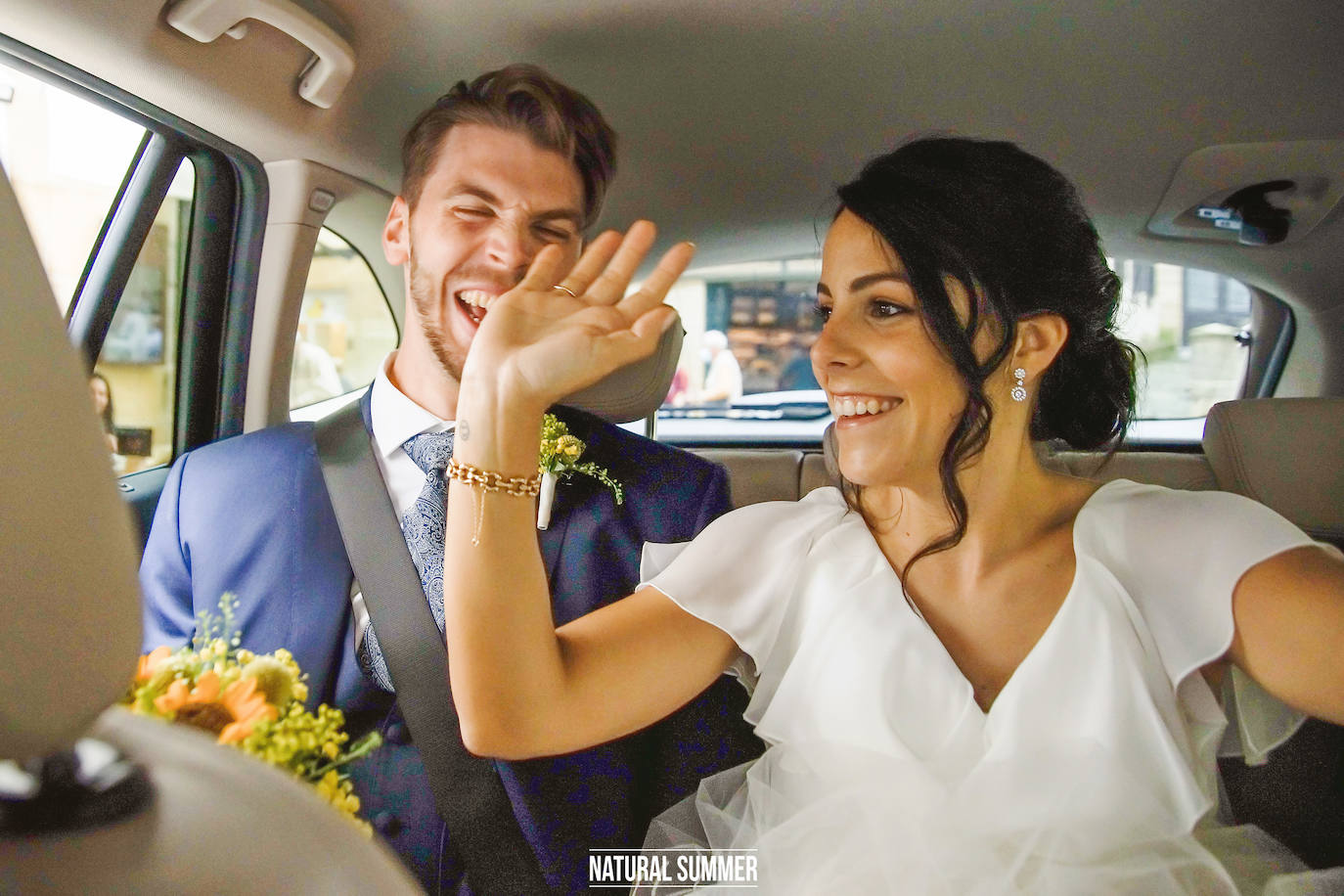 Contra viento y marea, y nunca mejor dicho, la pareja formada por la periodista donostiarra Danae Zarzuelo y el jugador de baloncesto Mike Carlson se dieron un 'sí quiero' más que emotivo. He aquí los mejores momentos del inolvidable y esperado día