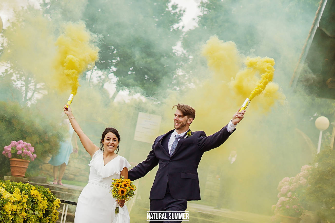 Contra viento y marea, y nunca mejor dicho, la pareja formada por la periodista donostiarra Danae Zarzuelo y el jugador de baloncesto Mike Carlson se dieron un 'sí quiero' más que emotivo. He aquí los mejores momentos del inolvidable y esperado día