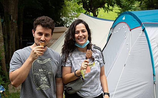 En el camping. Edgar Ferrer y Eva Lázaro llegaron ayer al Camping Jaizkibel huyendo del calor de Zaragoza