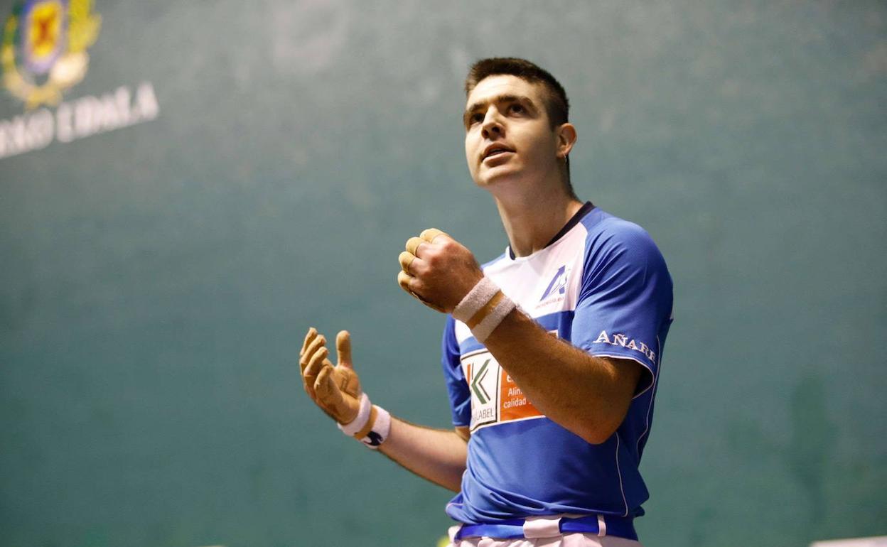 Iker Irribarria, en uno de sus últimos partidos antes de parar por una lesión de rodilla. 