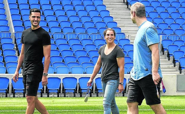 Merino, Chourraut y Aginagalde charlan sobre el césped del estadio. 