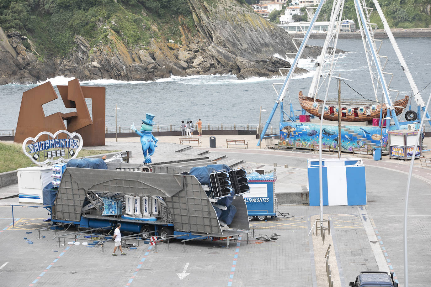 Era la primera vez que se instalaba el ferial del Paseo Nuevo sin el contexto de la celebración de la Semana Grande, lo que en un primer momento provocó dudas sobre cuál sería la respuesta del público. Ahora, una vez despedidas las atracciones el balance tanto de los feriantes como de Donostia Festak no puede ser más satisfactorio. Se han superado las expectativas en cuanto a afluencia de personas y se ha constatado un elevado respeto por el cumplimiento de las normas sanitarias impuestas por la pandemia del Covid.