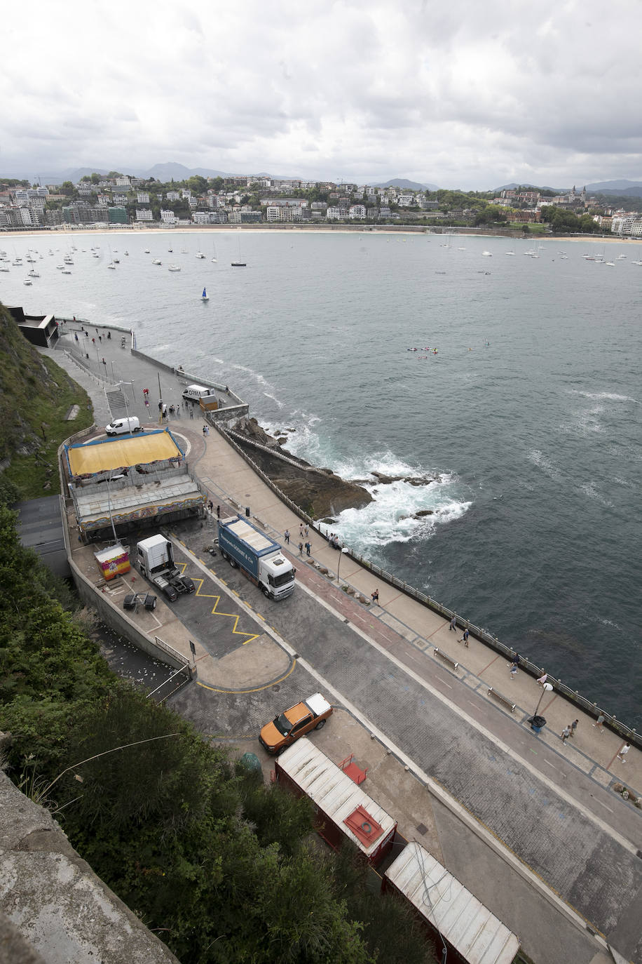 Era la primera vez que se instalaba el ferial del Paseo Nuevo sin el contexto de la celebración de la Semana Grande, lo que en un primer momento provocó dudas sobre cuál sería la respuesta del público. Ahora, una vez despedidas las atracciones el balance tanto de los feriantes como de Donostia Festak no puede ser más satisfactorio. Se han superado las expectativas en cuanto a afluencia de personas y se ha constatado un elevado respeto por el cumplimiento de las normas sanitarias impuestas por la pandemia del Covid.