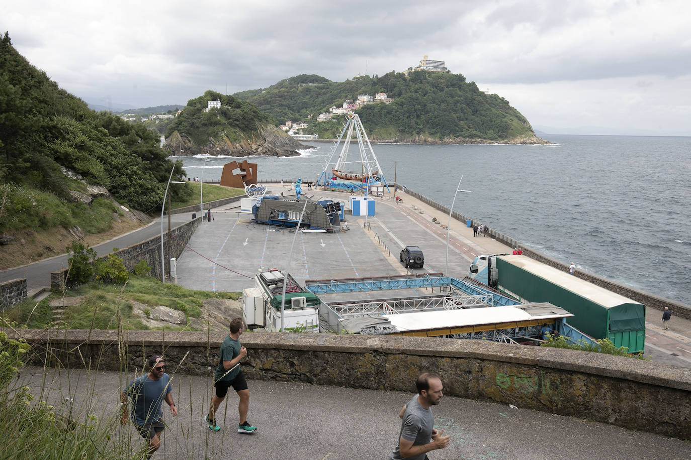Era la primera vez que se instalaba el ferial del Paseo Nuevo sin el contexto de la celebración de la Semana Grande, lo que en un primer momento provocó dudas sobre cuál sería la respuesta del público. Ahora, una vez despedidas las atracciones el balance tanto de los feriantes como de Donostia Festak no puede ser más satisfactorio. Se han superado las expectativas en cuanto a afluencia de personas y se ha constatado un elevado respeto por el cumplimiento de las normas sanitarias impuestas por la pandemia del Covid.