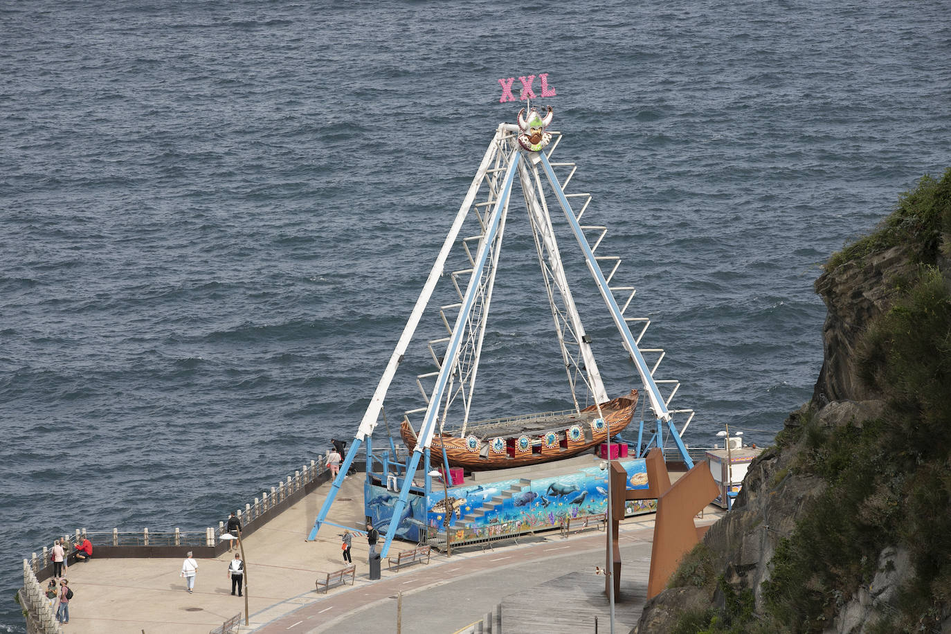 Era la primera vez que se instalaba el ferial del Paseo Nuevo sin el contexto de la celebración de la Semana Grande, lo que en un primer momento provocó dudas sobre cuál sería la respuesta del público. Ahora, una vez despedidas las atracciones el balance tanto de los feriantes como de Donostia Festak no puede ser más satisfactorio. Se han superado las expectativas en cuanto a afluencia de personas y se ha constatado un elevado respeto por el cumplimiento de las normas sanitarias impuestas por la pandemia del Covid.