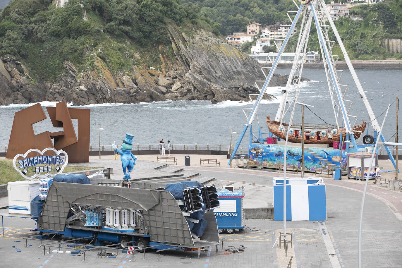 Era la primera vez que se instalaba el ferial del Paseo Nuevo sin el contexto de la celebración de la Semana Grande, lo que en un primer momento provocó dudas sobre cuál sería la respuesta del público. Ahora, una vez despedidas las atracciones el balance tanto de los feriantes como de Donostia Festak no puede ser más satisfactorio. Se han superado las expectativas en cuanto a afluencia de personas y se ha constatado un elevado respeto por el cumplimiento de las normas sanitarias impuestas por la pandemia del Covid.