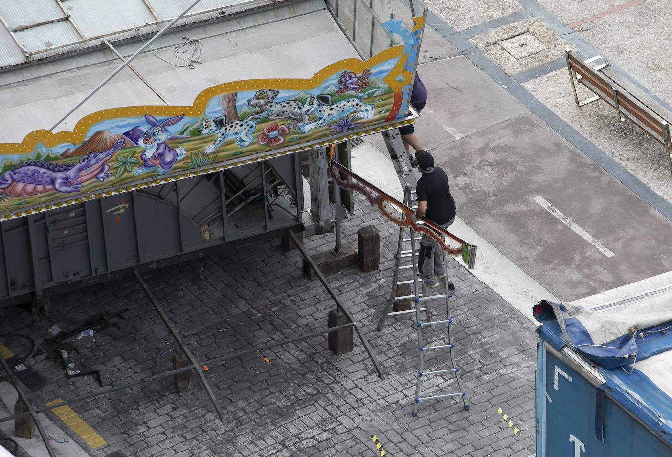 Era la primera vez que se instalaba el ferial del Paseo Nuevo sin el contexto de la celebración de la Semana Grande, lo que en un primer momento provocó dudas sobre cuál sería la respuesta del público. Ahora, una vez despedidas las atracciones el balance tanto de los feriantes como de Donostia Festak no puede ser más satisfactorio. Se han superado las expectativas en cuanto a afluencia de personas y se ha constatado un elevado respeto por el cumplimiento de las normas sanitarias impuestas por la pandemia del Covid.