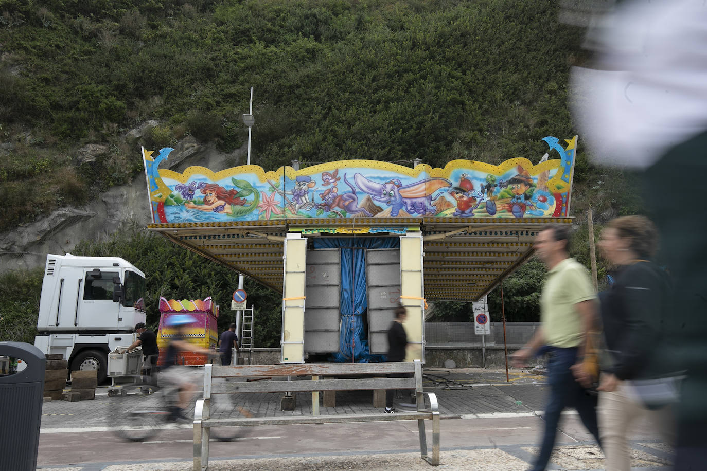 Era la primera vez que se instalaba el ferial del Paseo Nuevo sin el contexto de la celebración de la Semana Grande, lo que en un primer momento provocó dudas sobre cuál sería la respuesta del público. Ahora, una vez despedidas las atracciones el balance tanto de los feriantes como de Donostia Festak no puede ser más satisfactorio. Se han superado las expectativas en cuanto a afluencia de personas y se ha constatado un elevado respeto por el cumplimiento de las normas sanitarias impuestas por la pandemia del Covid.