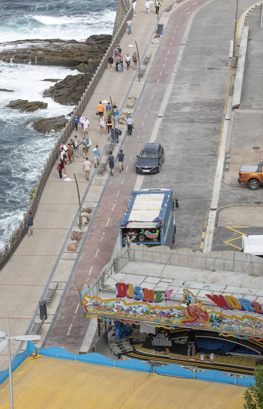 Era la primera vez que se instalaba el ferial del Paseo Nuevo sin el contexto de la celebración de la Semana Grande, lo que en un primer momento provocó dudas sobre cuál sería la respuesta del público. Ahora, una vez despedidas las atracciones el balance tanto de los feriantes como de Donostia Festak no puede ser más satisfactorio. Se han superado las expectativas en cuanto a afluencia de personas y se ha constatado un elevado respeto por el cumplimiento de las normas sanitarias impuestas por la pandemia del Covid.