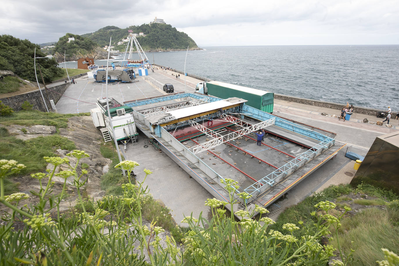 Era la primera vez que se instalaba el ferial del Paseo Nuevo sin el contexto de la celebración de la Semana Grande, lo que en un primer momento provocó dudas sobre cuál sería la respuesta del público. Ahora, una vez despedidas las atracciones el balance tanto de los feriantes como de Donostia Festak no puede ser más satisfactorio. Se han superado las expectativas en cuanto a afluencia de personas y se ha constatado un elevado respeto por el cumplimiento de las normas sanitarias impuestas por la pandemia del Covid.