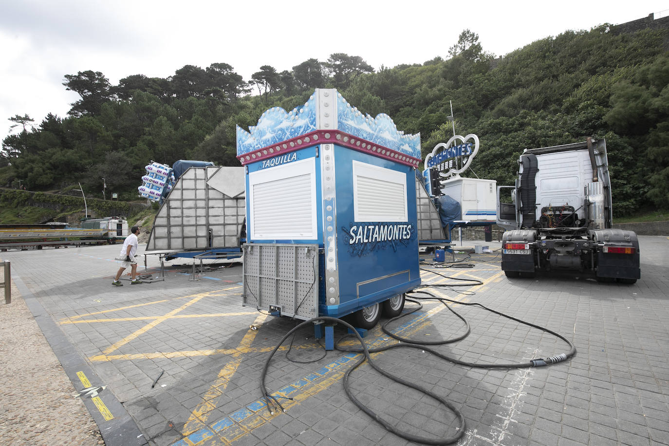 Era la primera vez que se instalaba el ferial del Paseo Nuevo sin el contexto de la celebración de la Semana Grande, lo que en un primer momento provocó dudas sobre cuál sería la respuesta del público. Ahora, una vez despedidas las atracciones el balance tanto de los feriantes como de Donostia Festak no puede ser más satisfactorio. Se han superado las expectativas en cuanto a afluencia de personas y se ha constatado un elevado respeto por el cumplimiento de las normas sanitarias impuestas por la pandemia del Covid.