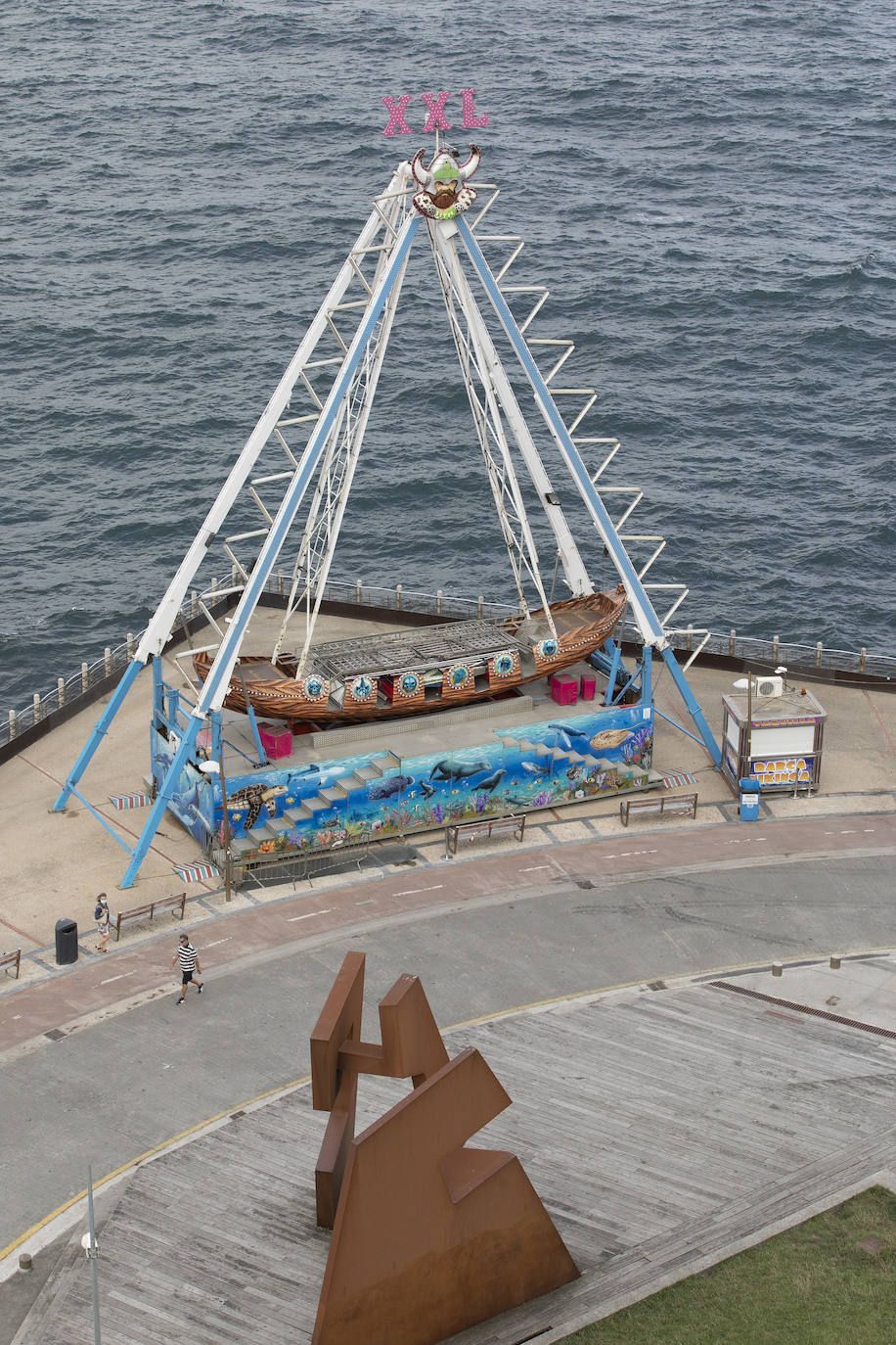 Era la primera vez que se instalaba el ferial del Paseo Nuevo sin el contexto de la celebración de la Semana Grande, lo que en un primer momento provocó dudas sobre cuál sería la respuesta del público. Ahora, una vez despedidas las atracciones el balance tanto de los feriantes como de Donostia Festak no puede ser más satisfactorio. Se han superado las expectativas en cuanto a afluencia de personas y se ha constatado un elevado respeto por el cumplimiento de las normas sanitarias impuestas por la pandemia del Covid.