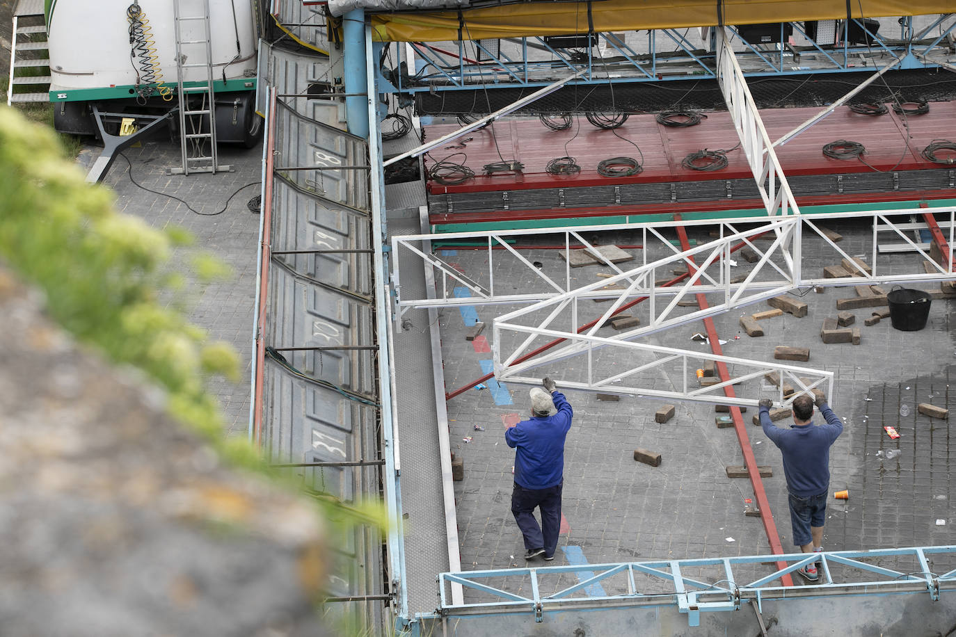 Era la primera vez que se instalaba el ferial del Paseo Nuevo sin el contexto de la celebración de la Semana Grande, lo que en un primer momento provocó dudas sobre cuál sería la respuesta del público. Ahora, una vez despedidas las atracciones el balance tanto de los feriantes como de Donostia Festak no puede ser más satisfactorio. Se han superado las expectativas en cuanto a afluencia de personas y se ha constatado un elevado respeto por el cumplimiento de las normas sanitarias impuestas por la pandemia del Covid.