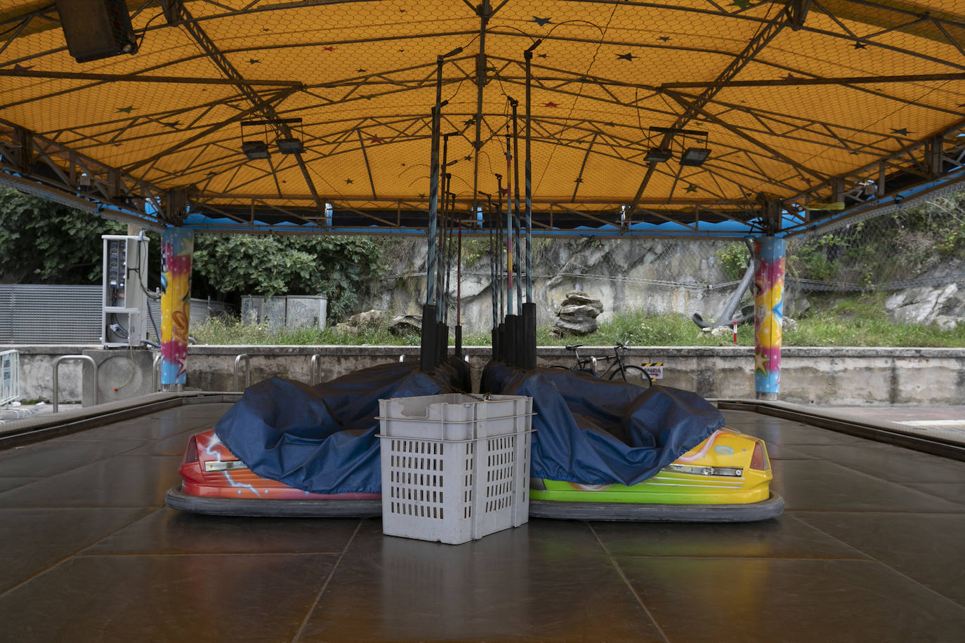 Era la primera vez que se instalaba el ferial del Paseo Nuevo sin el contexto de la celebración de la Semana Grande, lo que en un primer momento provocó dudas sobre cuál sería la respuesta del público. Ahora, una vez despedidas las atracciones el balance tanto de los feriantes como de Donostia Festak no puede ser más satisfactorio. Se han superado las expectativas en cuanto a afluencia de personas y se ha constatado un elevado respeto por el cumplimiento de las normas sanitarias impuestas por la pandemia del Covid.