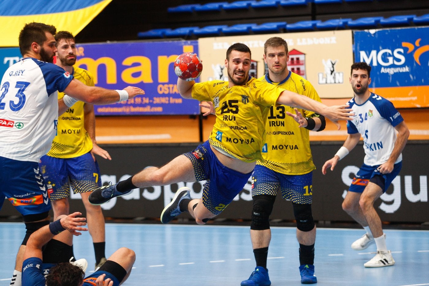 Jon Azkue y Julen Aginagalde, en el último partido de Liga de la pasada temporada. 