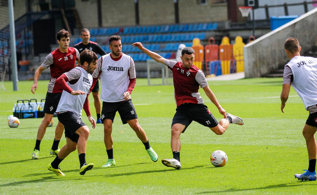 Rahmani golpeando al balón.