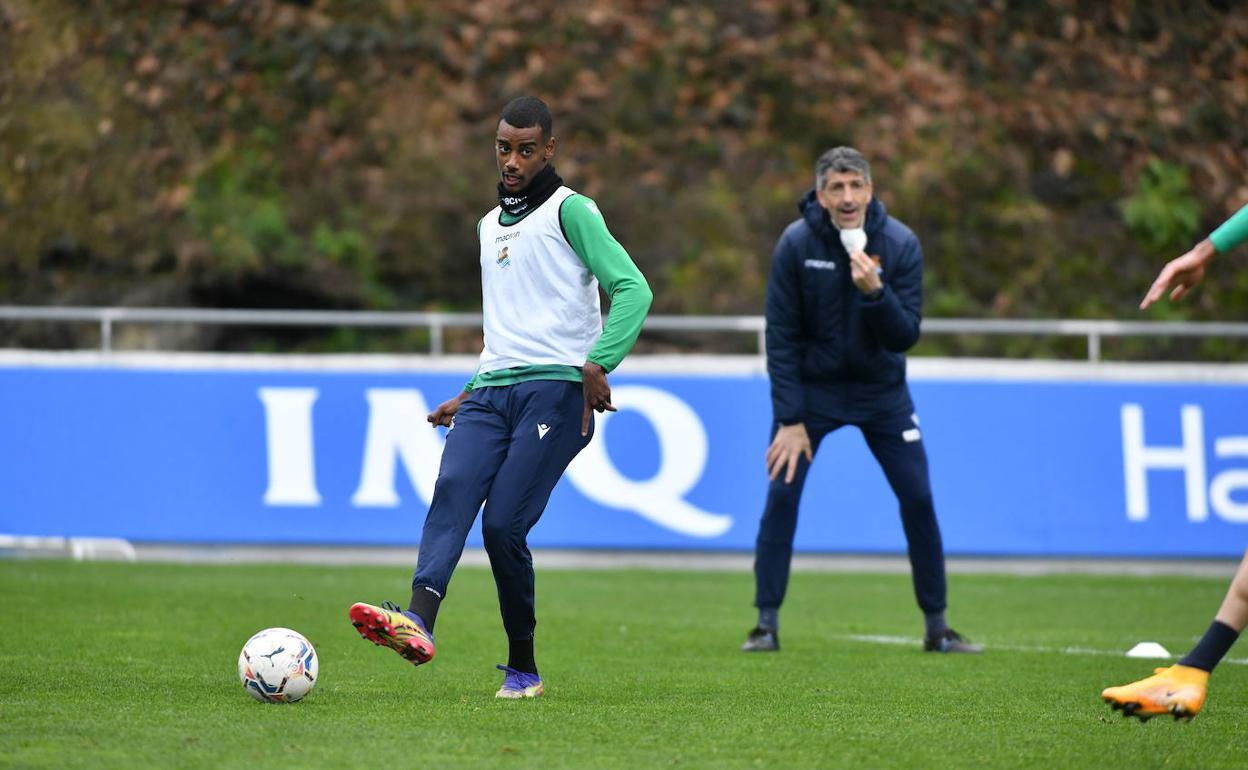 Real Sociedad: Isak vuelve con el grupo, pero sigue entre algodones