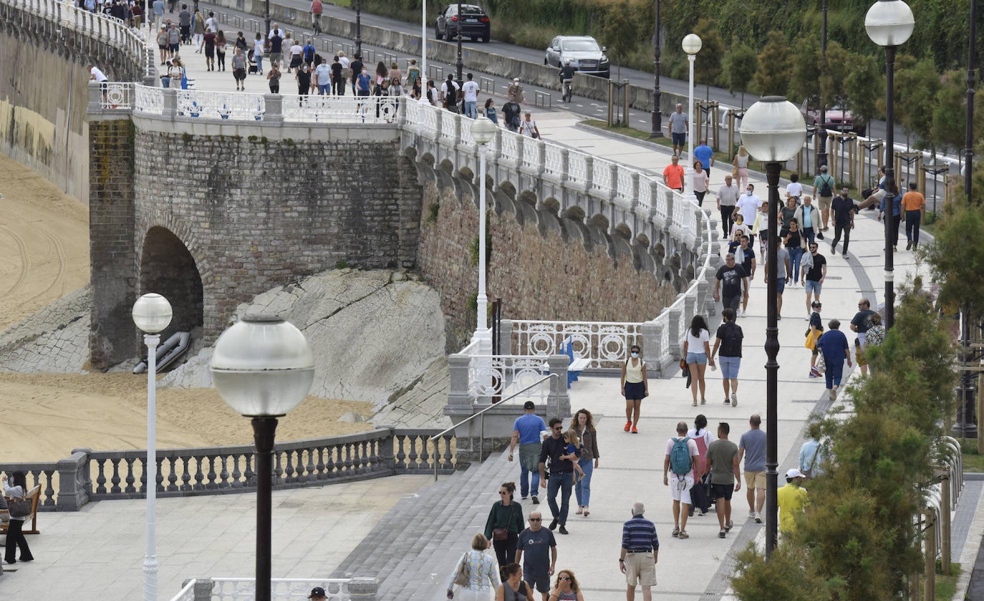 El Paseo de La Concha a rebosar de donostiarras y turistas