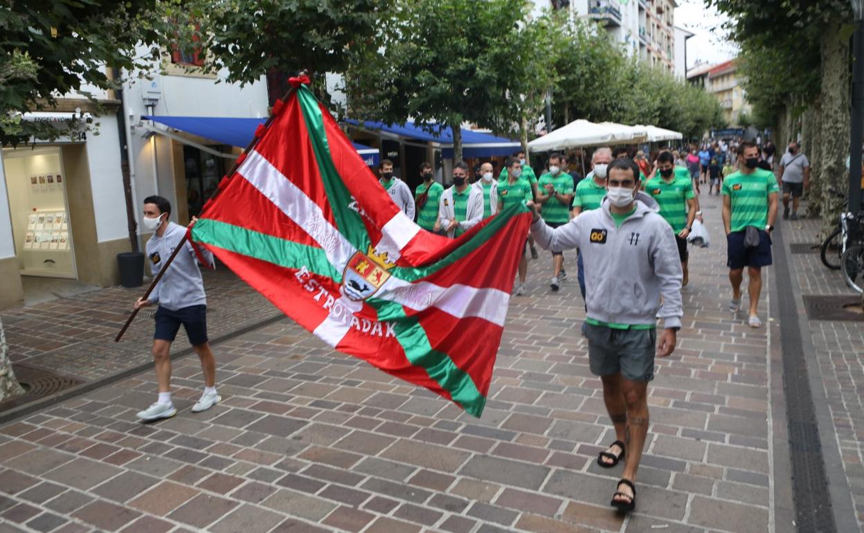 La última conquista, la ikurriña de Zarautz el pasado domingo, expuesta por las calles de Hondarribia. 