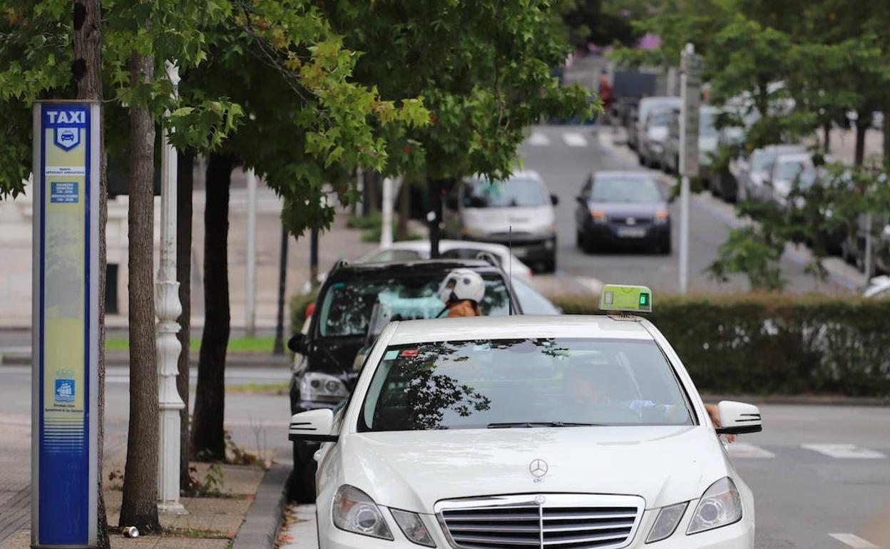 Un taxi de Vallina, ajeno a la información, en una parada de Donostia