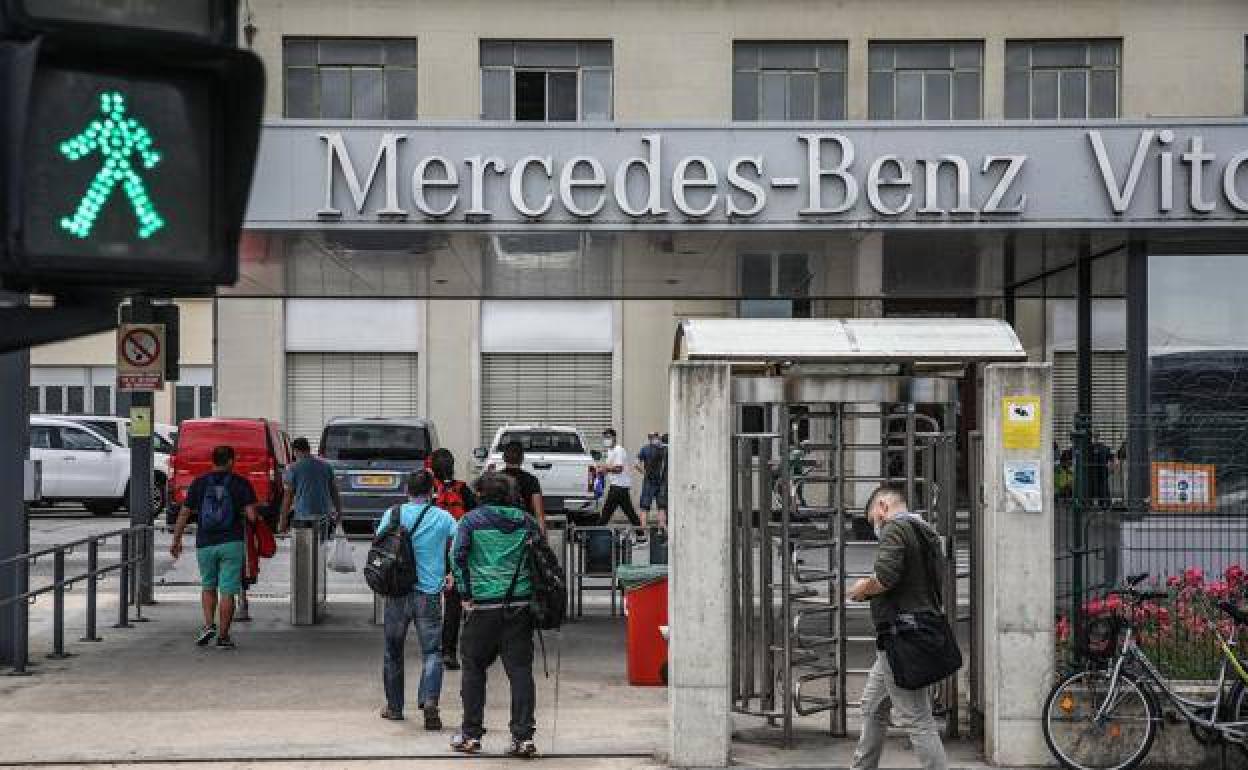 Los trabajadores de Mercedes Vitoria volverán el lunes a la actividad con los tres turnos habituales. 