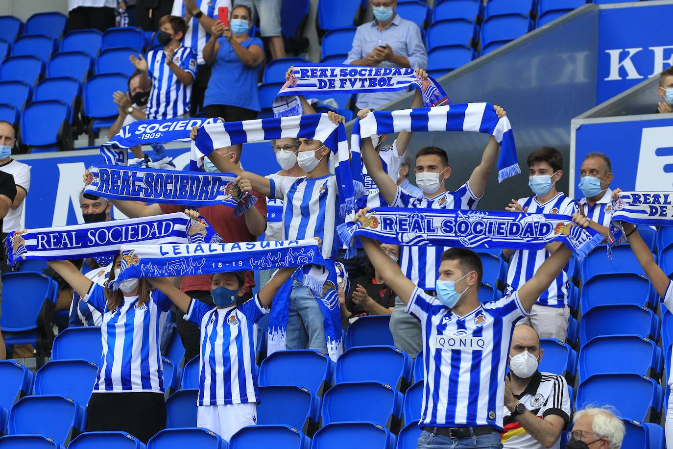 Fotos: La Real Sociedad se reencuentra con la afición en las gradas