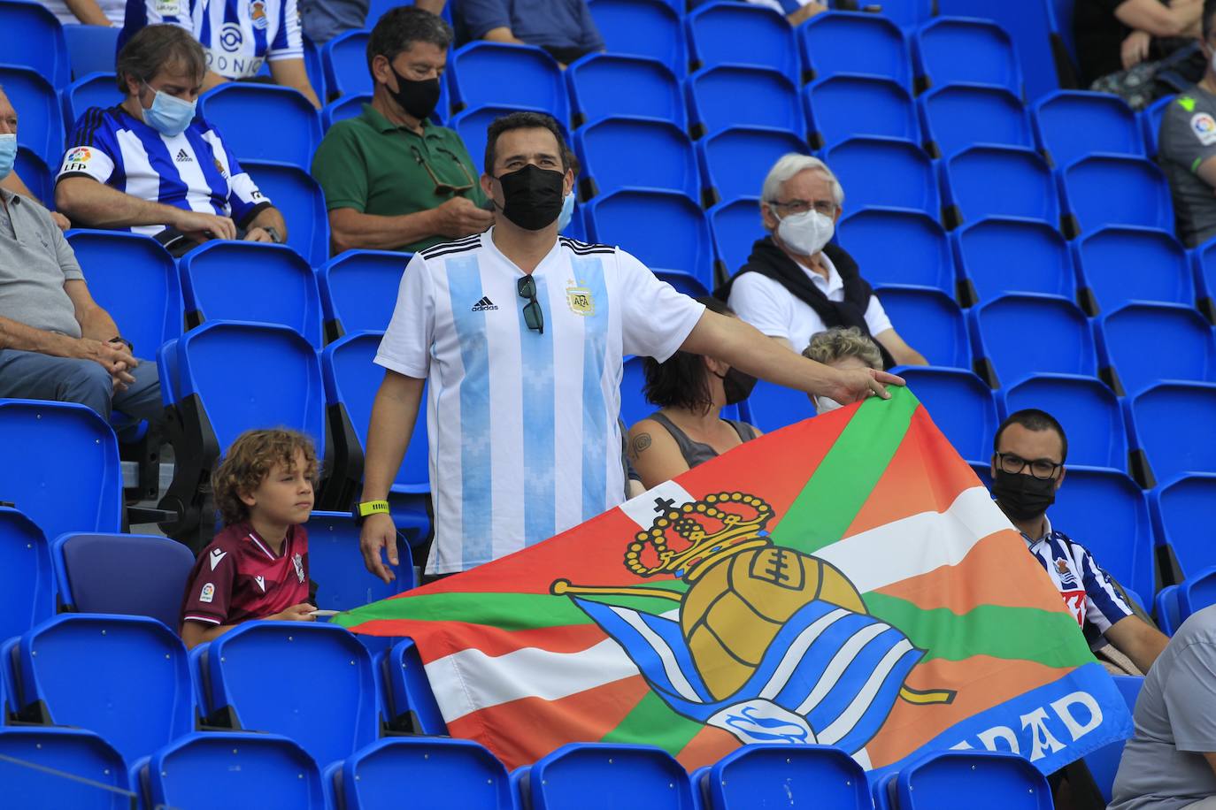 Fotos: La Real Sociedad se reencuentra con la afición en las gradas