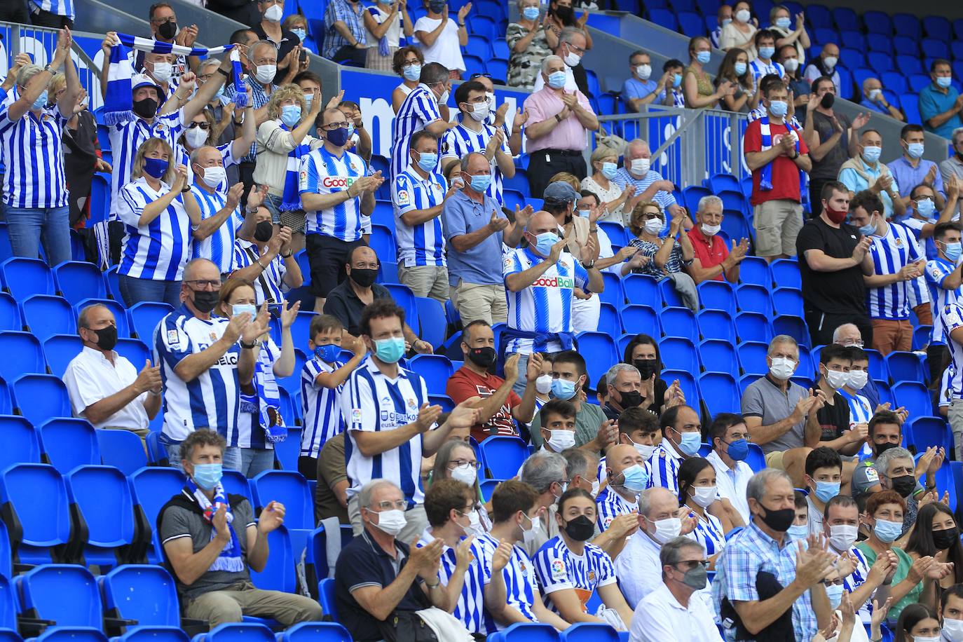 Fotos: La Real Sociedad se reencuentra con la afición en las gradas