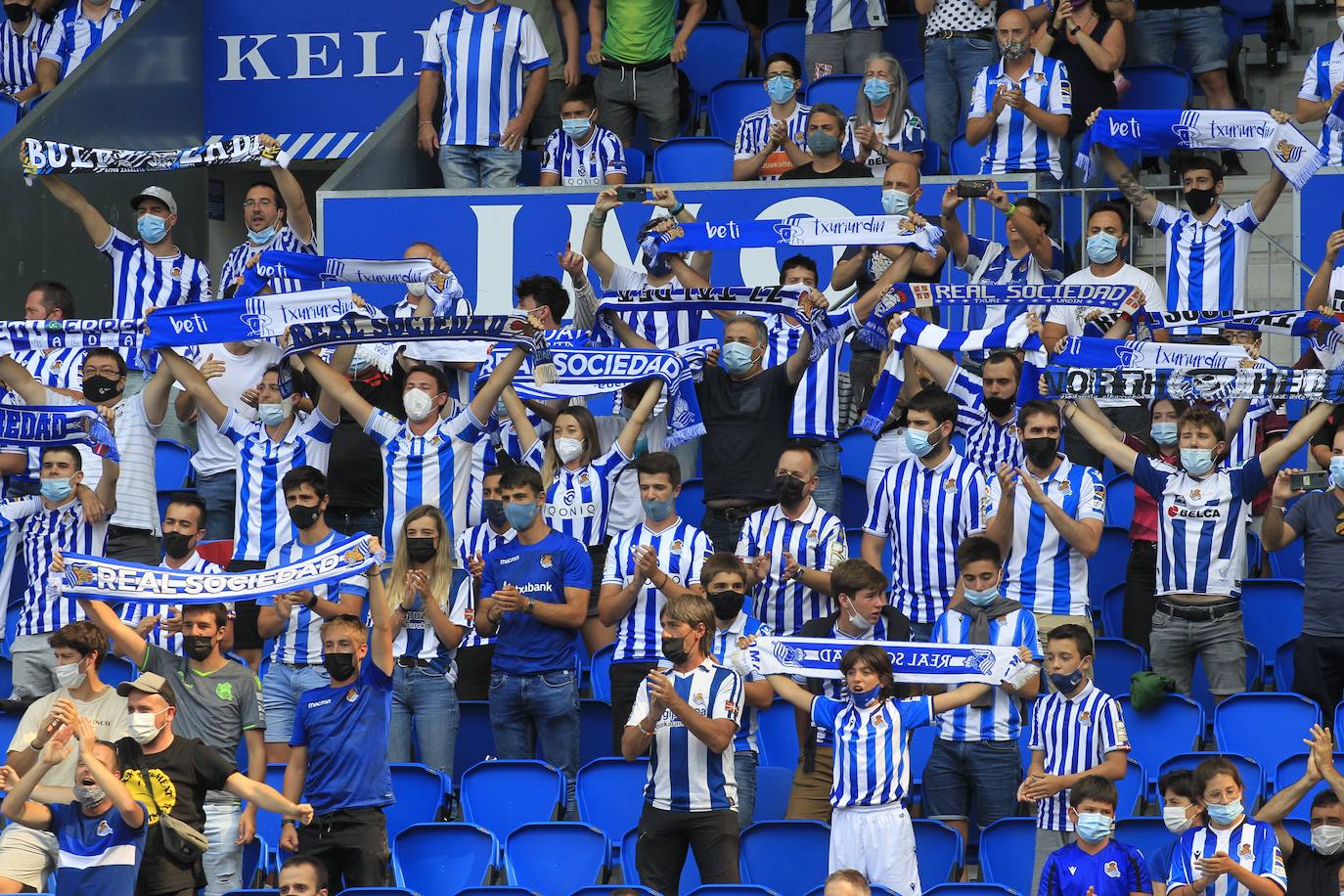 Fotos: La Real Sociedad se reencuentra con la afición en las gradas