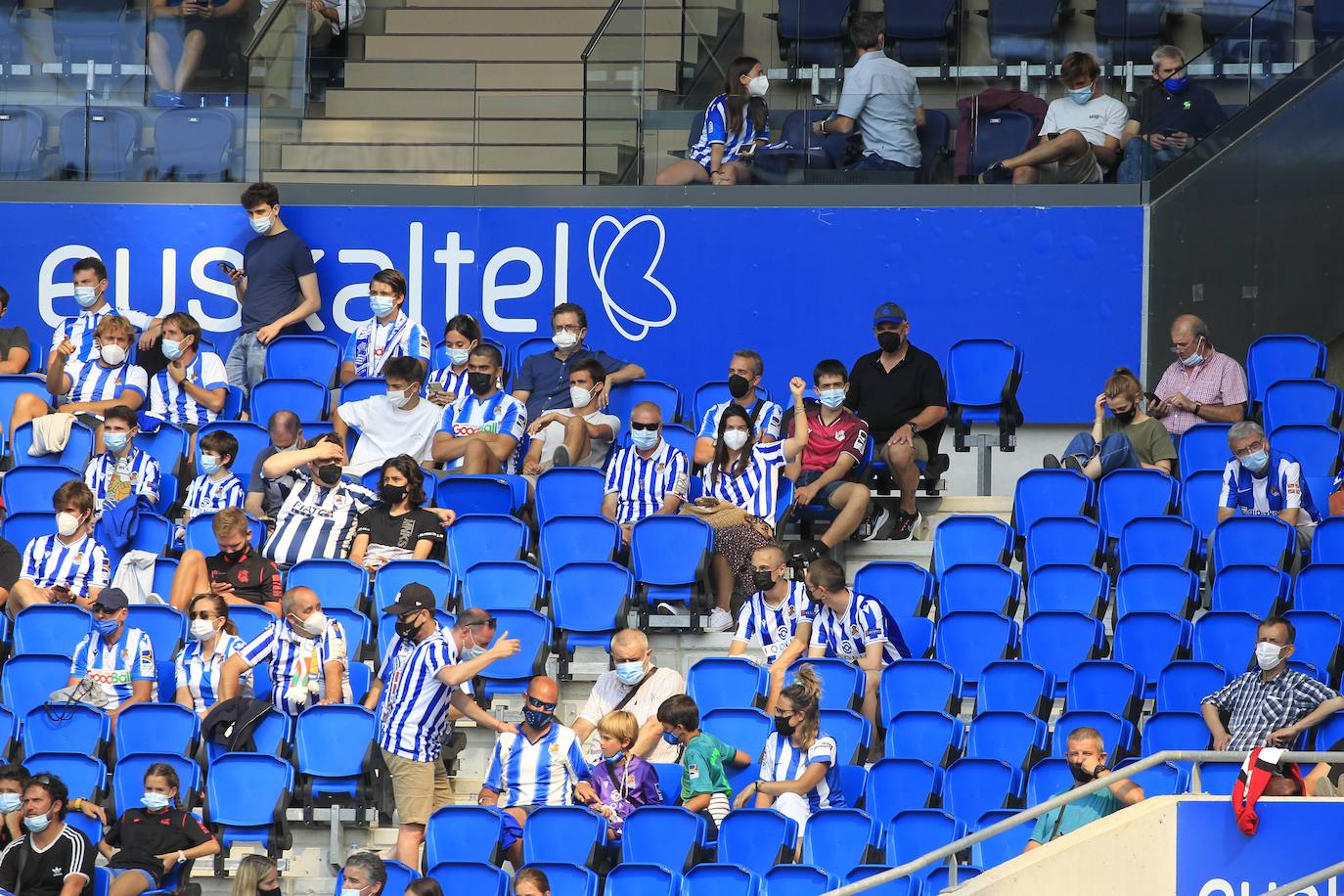 Fotos: La Real Sociedad se reencuentra con la afición en las gradas