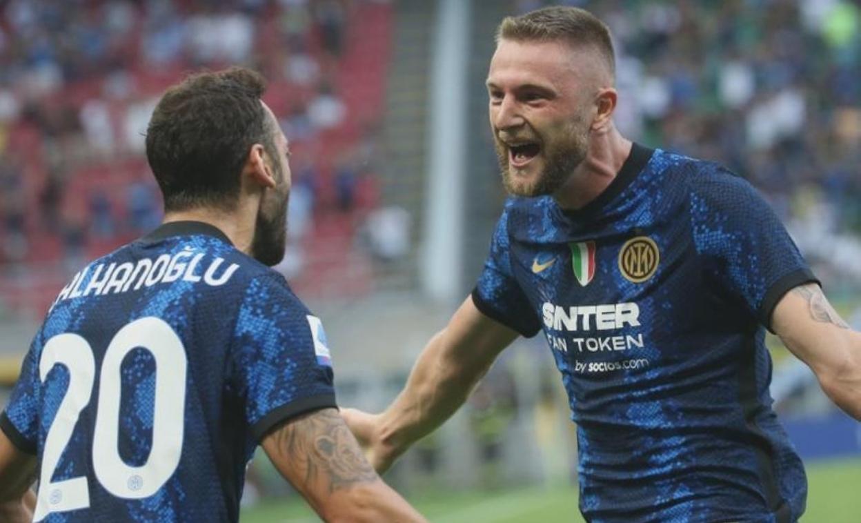 Calhanoglu y Skriniar celebran uno de los goles. 