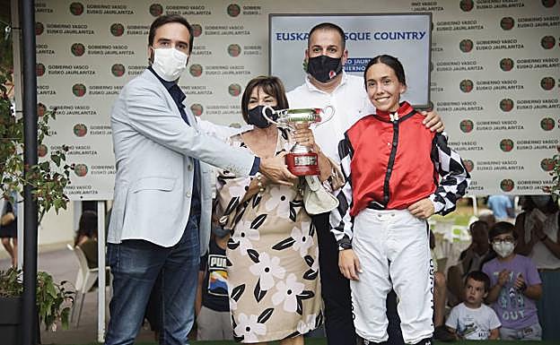 Javier Hurtado entrega el trofeo a Rosa Álvarez, propietaria; Ion Elarre, preparador, y Vicky Alonso, jocketta