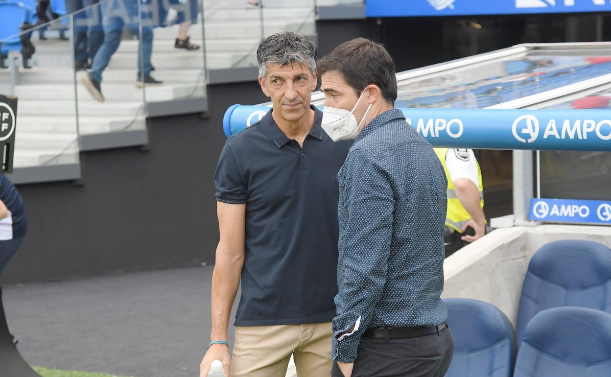 Imanol Alguacil junto al entrenador del Rayo Vallecano, Andoni Iraola, antes del encuentro. 