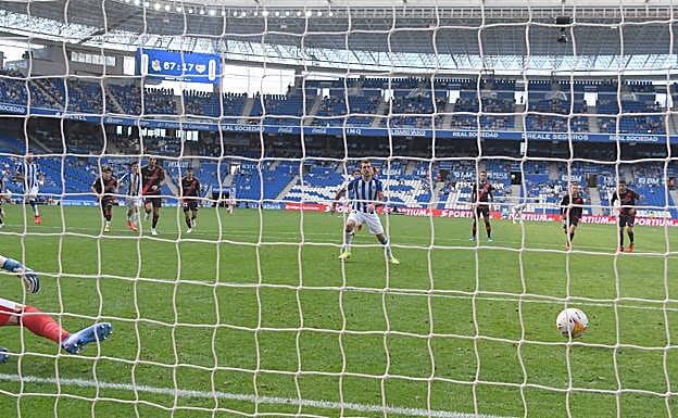 Oyarzabal vuelve a ser infalible desde el punto de penalti