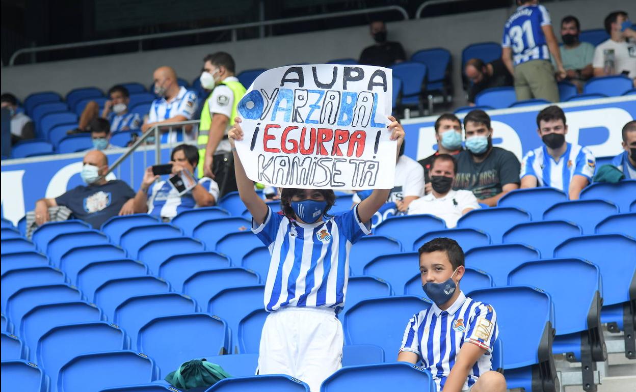 Miles de aficionados regresaron ayer a Anoeta para animar a los txuri-urdin después de 18 meses. .