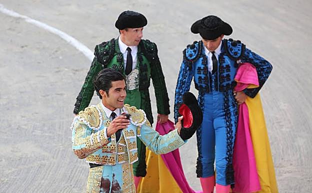 El mexicano Diego San Román muestra satisfecho su oreja.